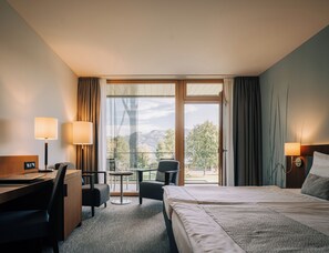 Premium bedding, in-room safe, desk, soundproofing - Deltapark Vitalresort (Spiez)