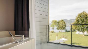 Panorama Lake View Junior Suite | 浴室 | 吹风机、浴袍、毛巾、肥皂