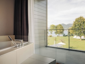 Panorama Lake View Junior Suite | Bathroom - Deltapark Vitalresort (Spiez)