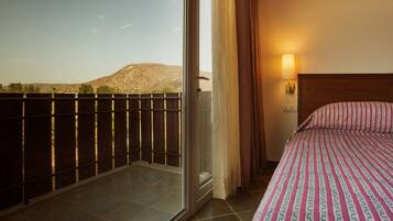 Deluxe Suite | Minibar, in-room safe, desk, laptop workspace