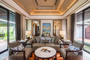 Villa, 2 slaapkamers, privézwembad (Oceanfront) | Woonruimte | Een 40-inch lcd-televisie met satellietzenders en een televisie