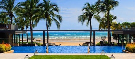 2 outdoor pools, free cabanas, pool umbrellas