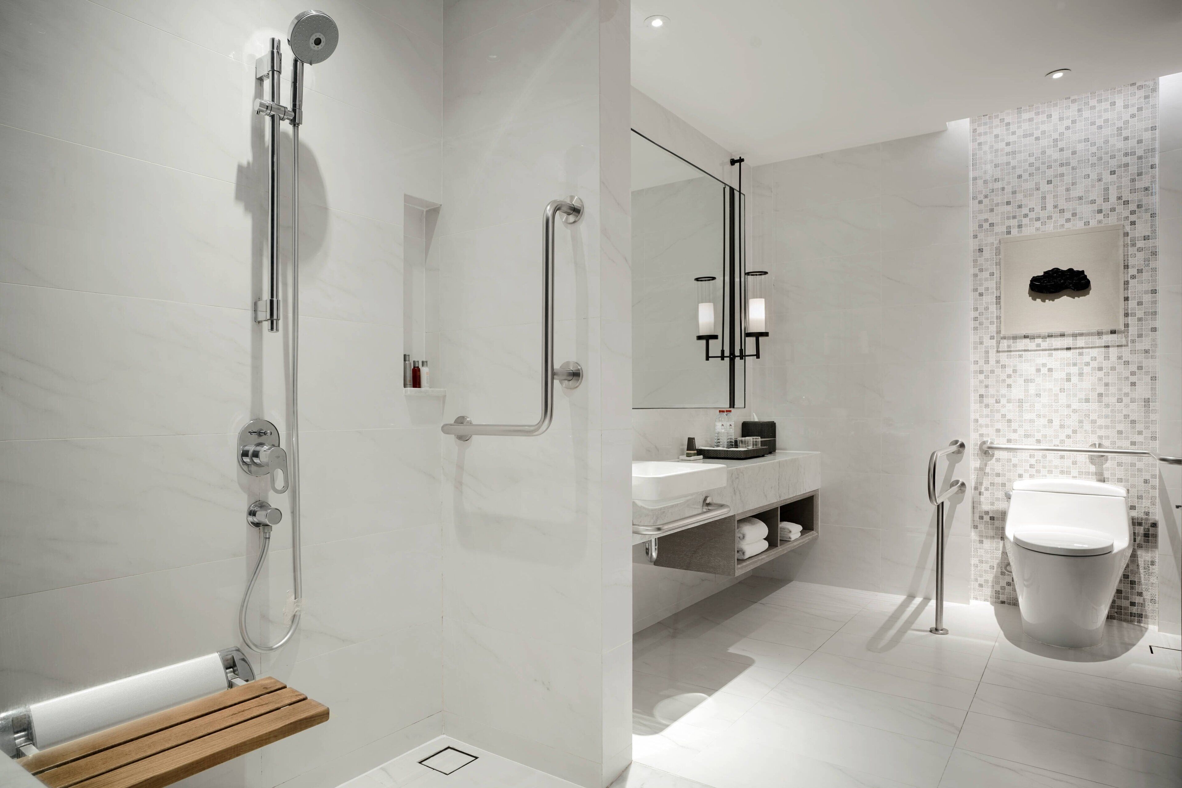 Un baño moderno con ducha, inodoro y tocador.
