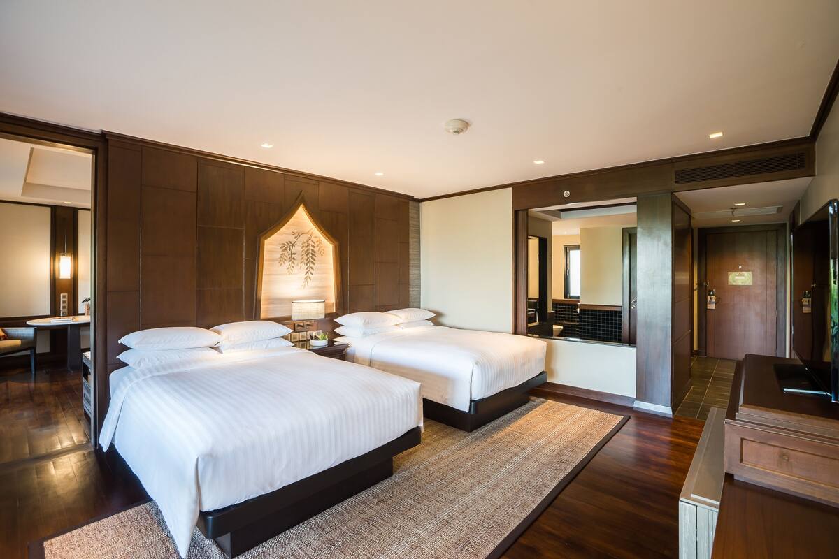 suite, 2 bedrooms, non smoking | 1 bedroom, minibar, in-room safe, desk