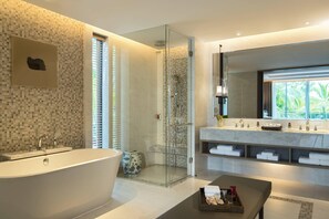 Suite, 1 camera da letto, vista piscina | Bagno | Combinazione doccia/vasca, set di cortesia gratuito, asciugacapelli
