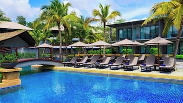 2 piscinas externas, barracas de cortesia, guarda-sóis