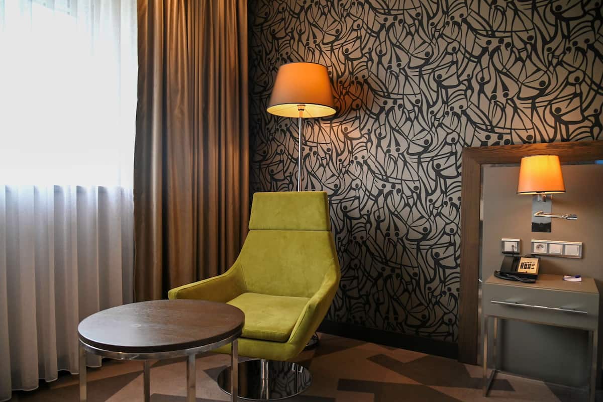 Seprai premium, minibar, brankas, dan meja kerja