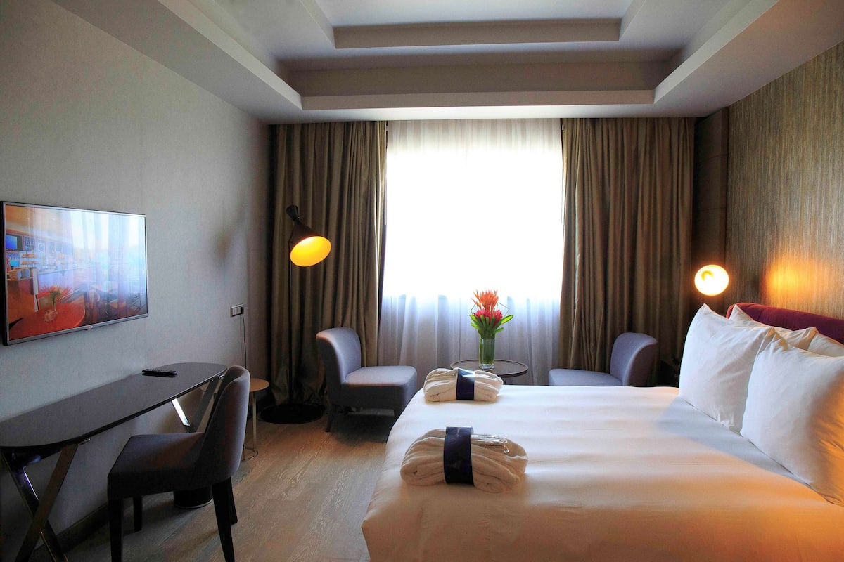 Suite Presidensial | Seprai premium, minibar, brankas, dan meja kerja