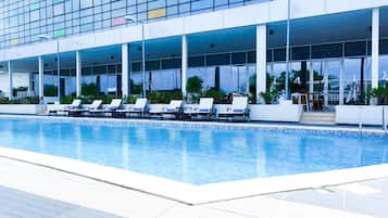 Piscina a l'aire lliure i gandules