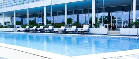 Utendørsbasseng og solsenger