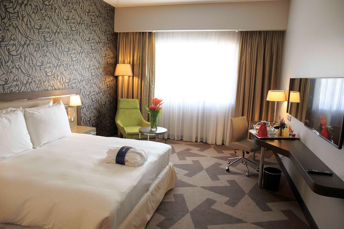 Kamar Premium, pemandangan kebun | Seprai premium, minibar, brankas, dan meja kerja