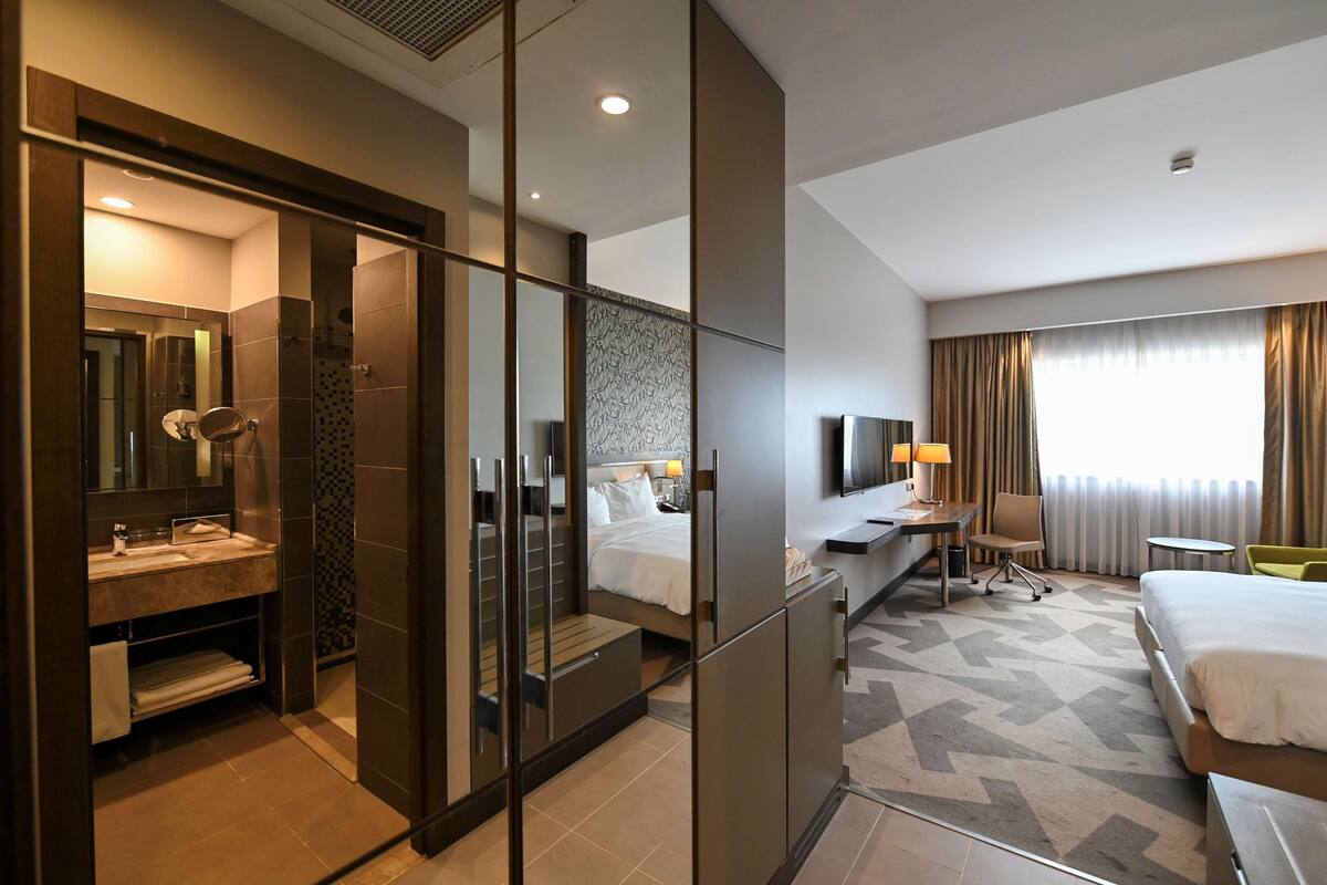 Seprai premium, minibar, brankas, dan meja kerja