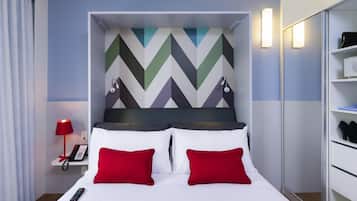 Minibar, caja de seguridad en la habitación y escritorio