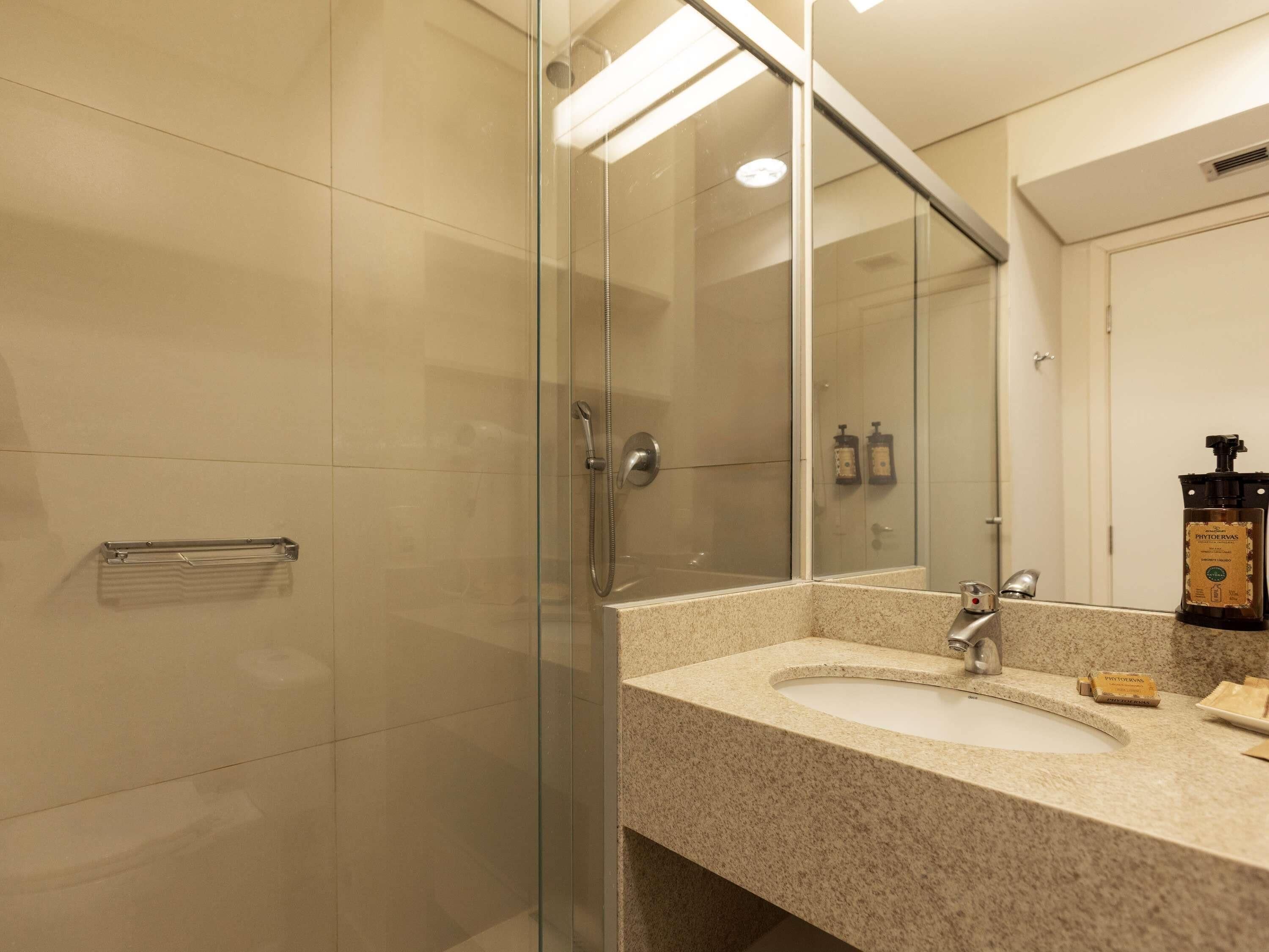 Minibar, caja de seguridad en la habitación y escritorio 