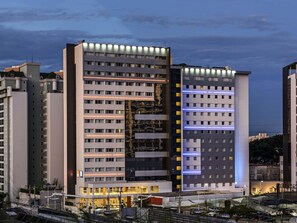 Minibar, brankas, meja kerja, dan tirai kedap cahaya