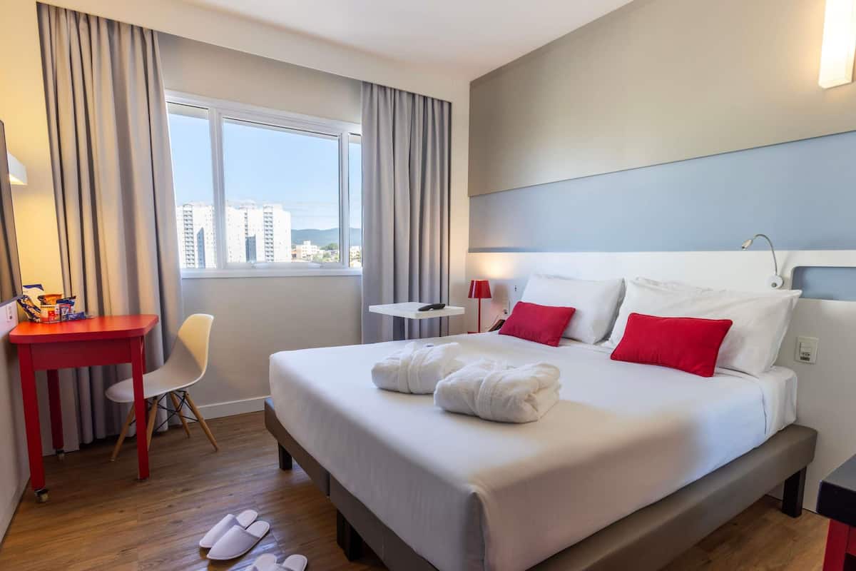 Chambre, 1 lit double (Privilege with kitchenette, Nespresso) | Minibar, coffres-forts dans les chambres, bureau, rideaux occultants