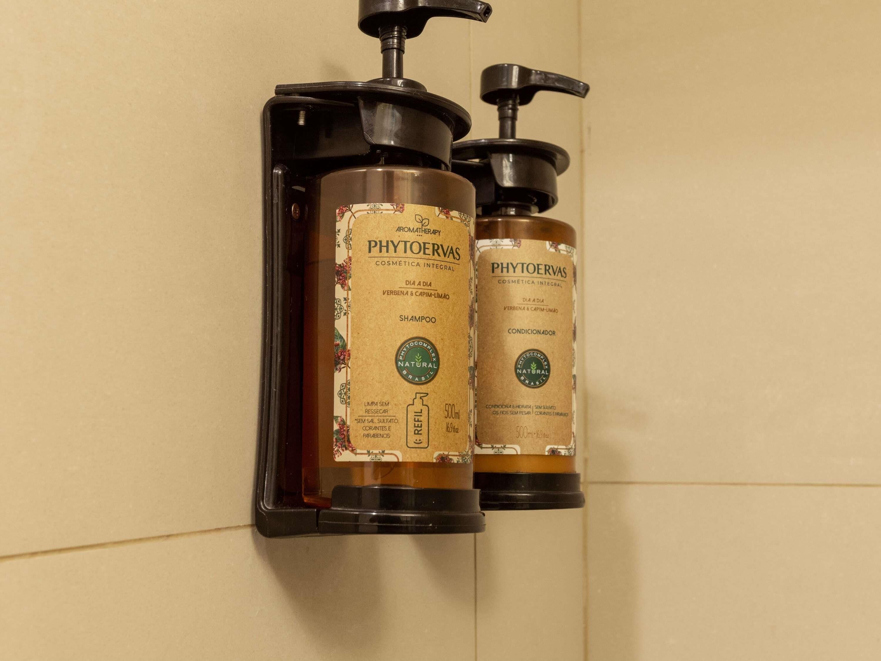 Minibar, coffres-forts dans les chambres, bureau, rideaux occultants