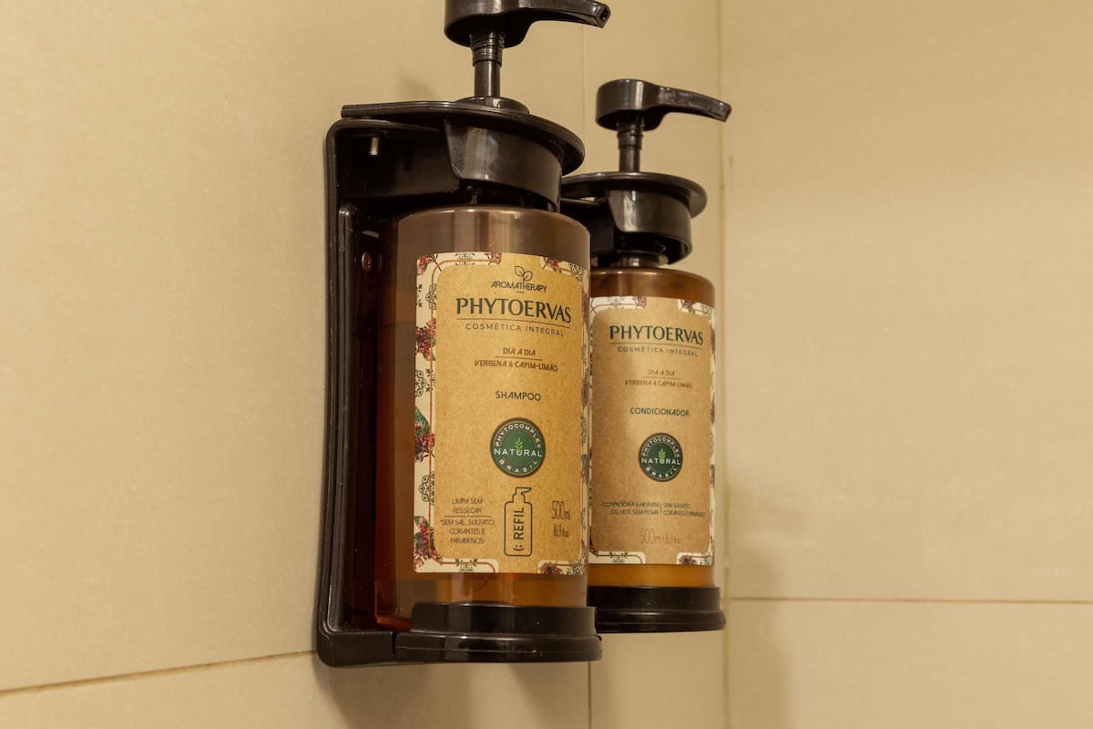 Minibar, coffres-forts dans les chambres, bureau, rideaux occultants