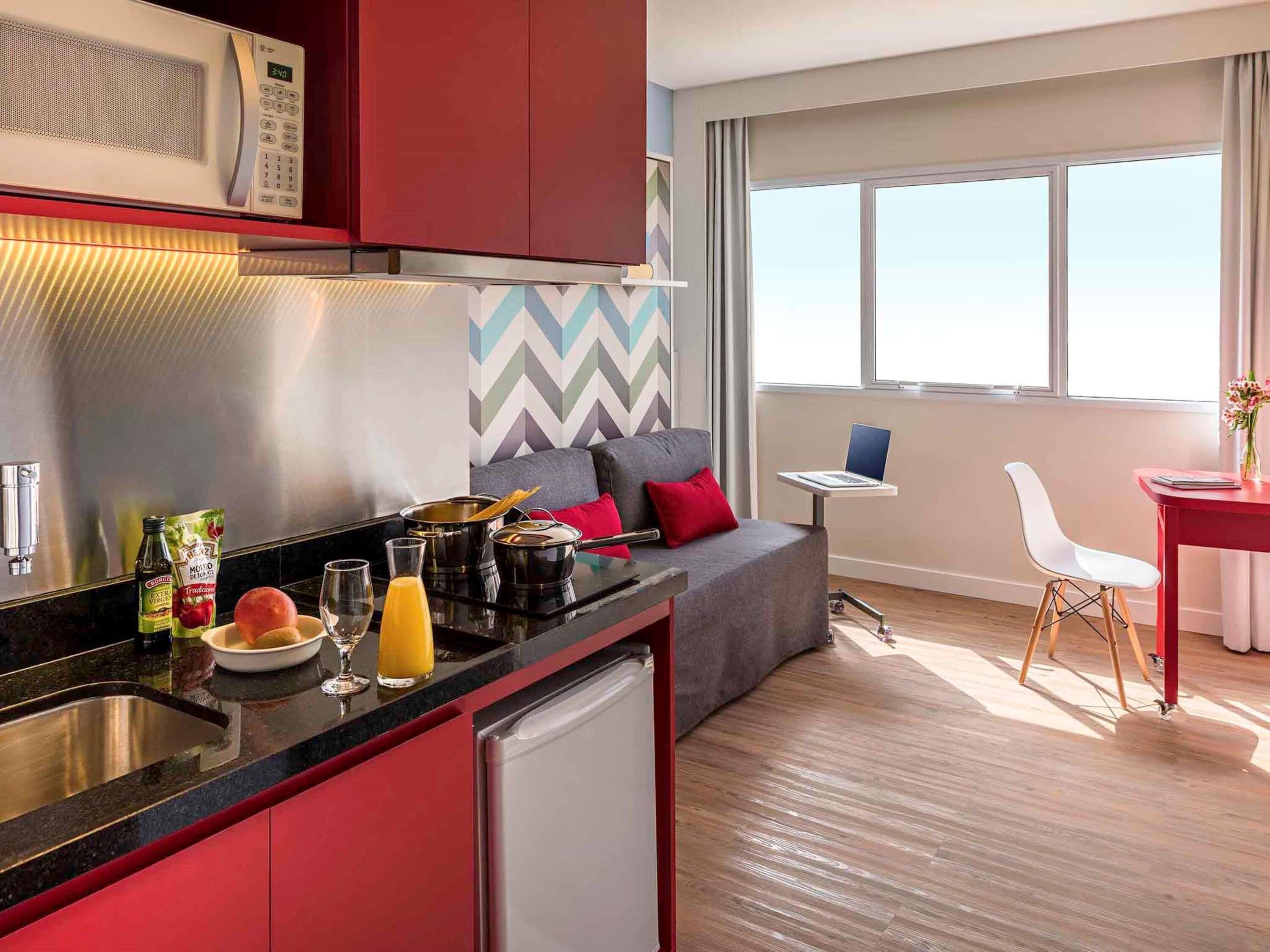 Minibar, caja de seguridad en la habitación y escritorio 