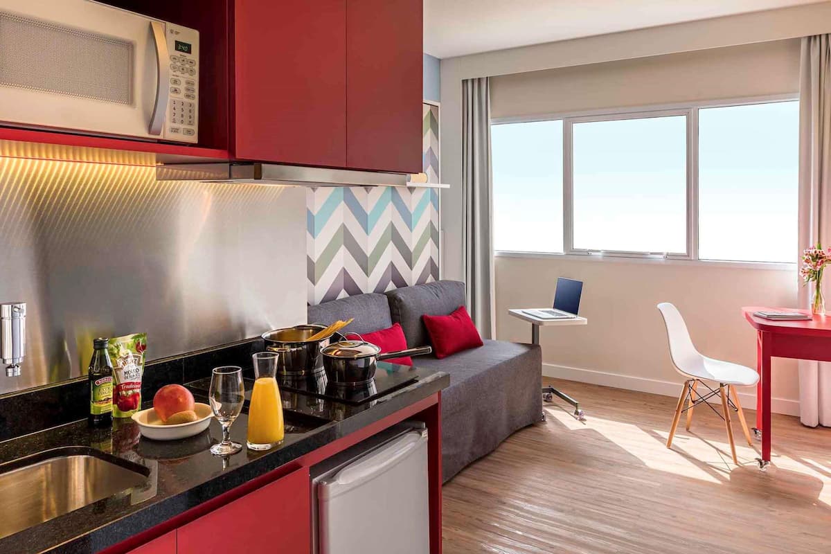 Estudio, 1 cama doble | Minibar, caja fuerte, escritorio y cortinas opacas