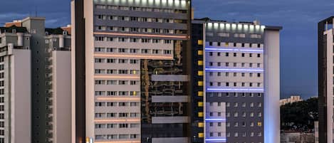 Minibar, coffres-forts dans les chambres, bureau, rideaux occultants