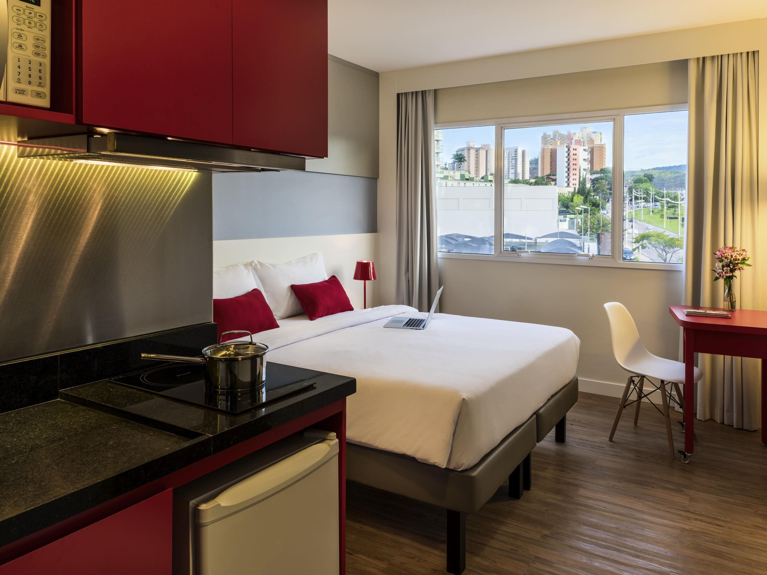 Minibar, värdeförvaringsskåp på rummet och skrivbord