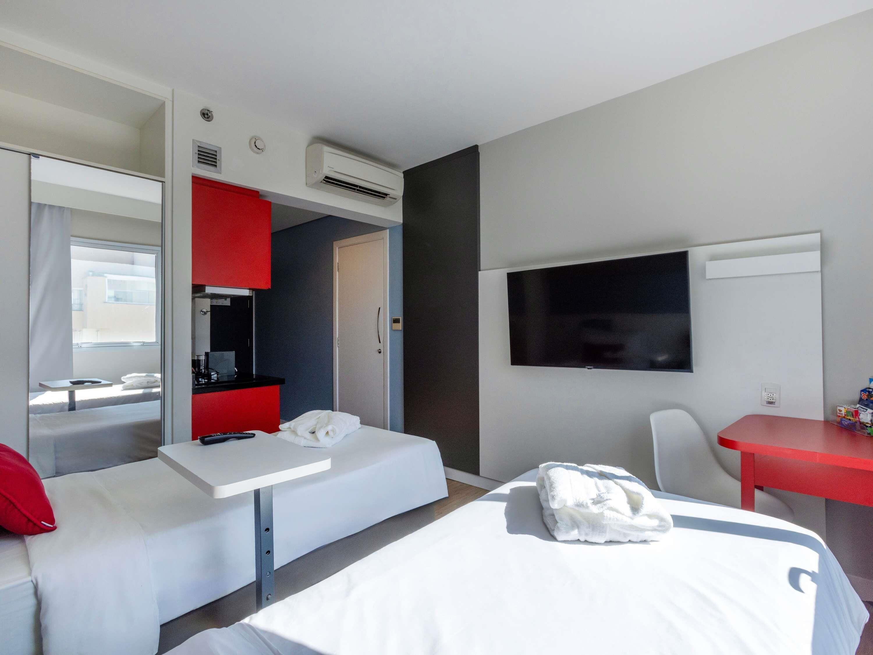 Minibar, caja de seguridad en la habitación y escritorio 