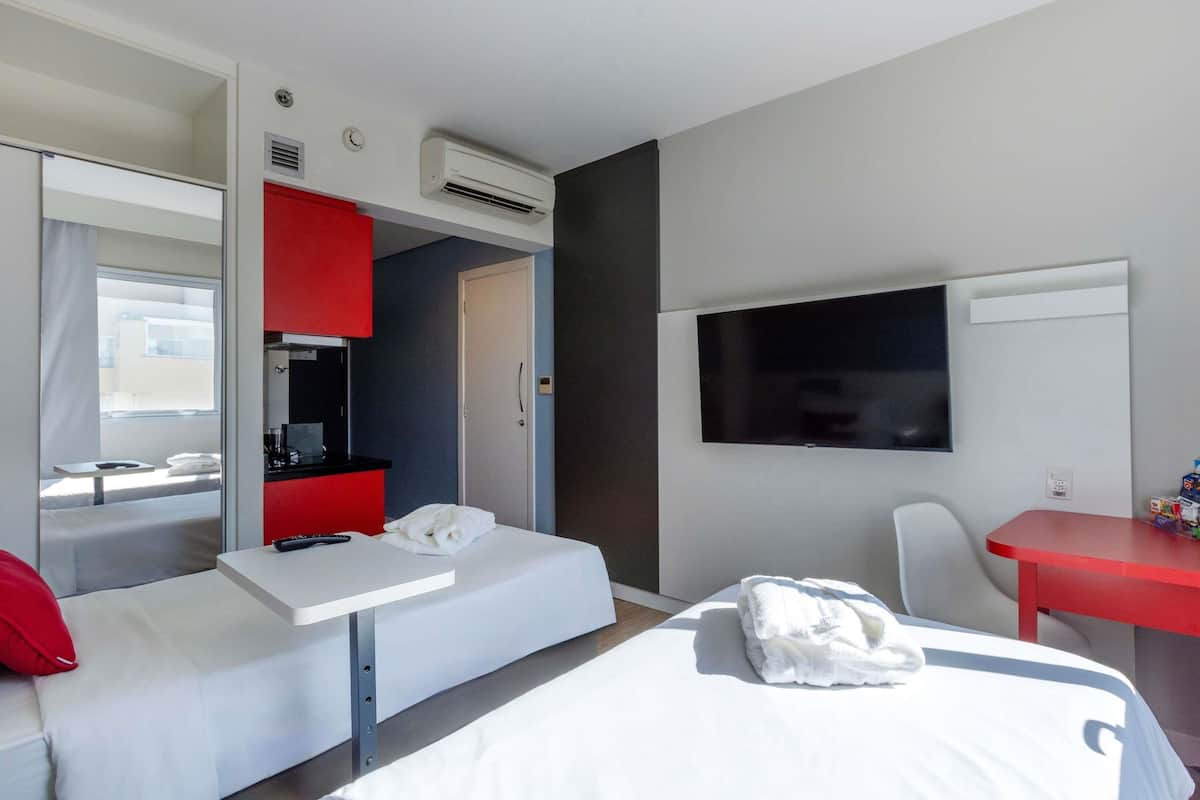 Standardlejlighed - 2 enkeltsenge | Minibar, pengeskab på værelset, skrivebord, mørklægningsgardiner