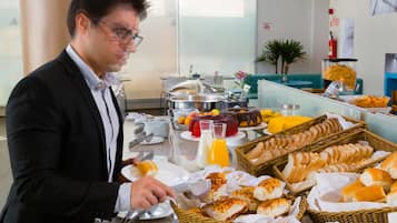 Daily buffet breakfast (BRL 52 per person)