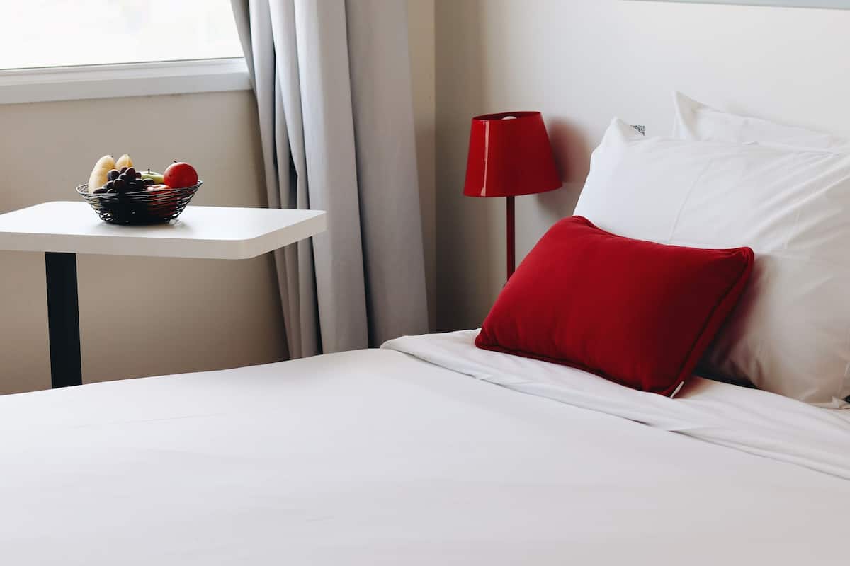 Minibar, coffres-forts dans les chambres, bureau, rideaux occultants