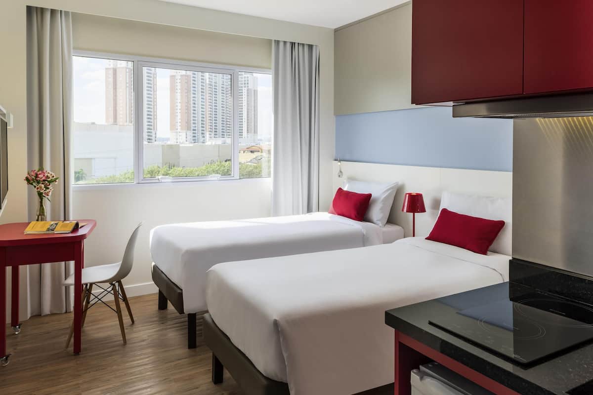 Superior-lejlighed - 2 enkeltsenge | Minibar, pengeskab på værelset, skrivebord, mørklægningsgardiner