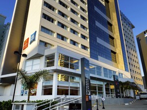 迷你吧、客房内保险箱、办公桌、遮光窗帘