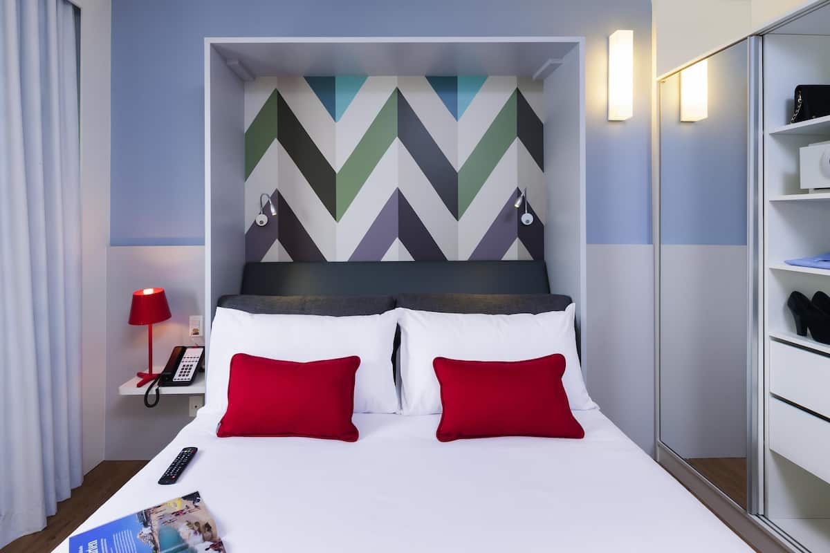 Studio, 1 Double Bed | Minibar, in-room safe, desk, blackout drapes