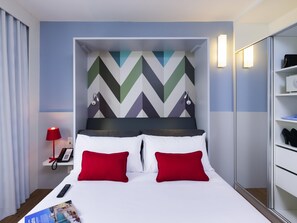 Studio, 1 Double Bed | Minibar, in-room safe, desk, blackout drapes