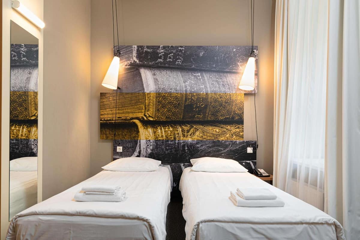 Standard Room, 2 Twin Beds | Desk, soundproofing, iron/ironing board, free WiFi