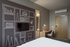 Desk, soundproofing, iron/ironing board, free WiFi