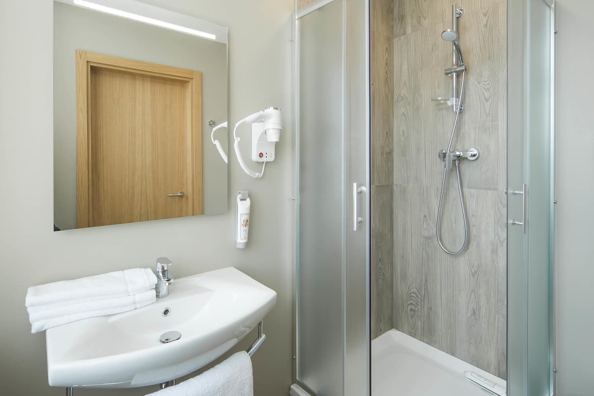 Työpöytä, äänieristys, silitysrauta/-lauta, ilmainen Wi-Fi