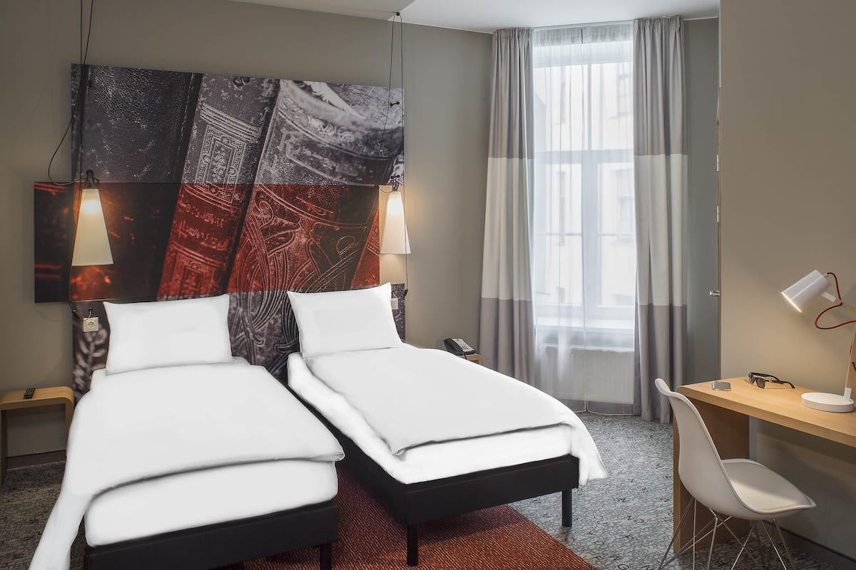 Standard Room, 2 Twin Beds | Desk, soundproofing, iron/ironing board, free WiFi