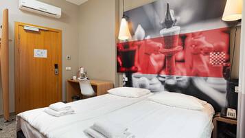 Escritorio, sistema de insonorización, tabla de planchar con plancha