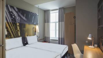 Habitación estándar, 2 camas individuales | Escritorio, sistema de insonorización, tabla de planchar con plancha