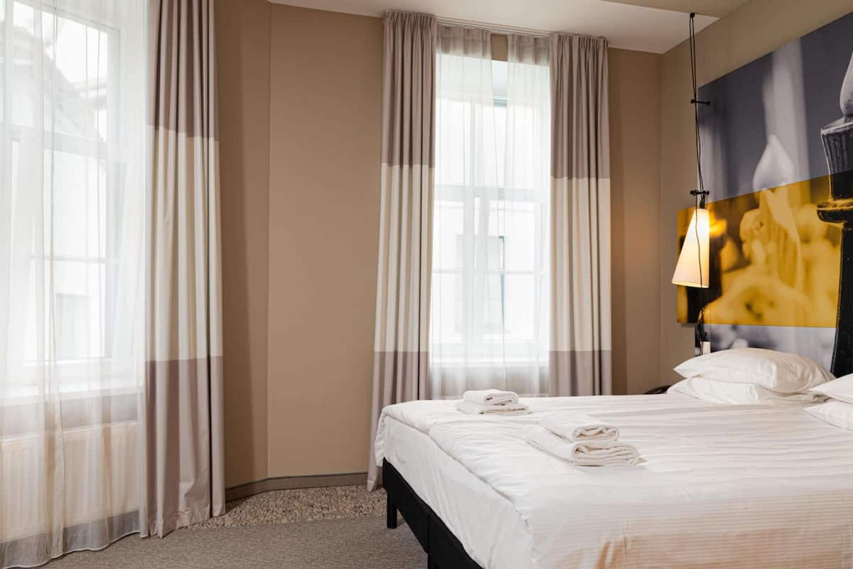 Premium Room, 1 Double Bed | Desk, soundproofing, iron/ironing board, free WiFi