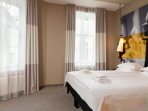 Premium-Zimmer, 1 Doppelbett | Schreibtisch, schallisolierte Zimmer, Bügeleisen/Bügelbrett