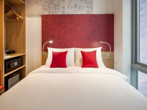 Premium bedding, in-room safe, desk, blackout drapes