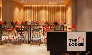 Daily buffet breakfast (KRW 11000 per person)