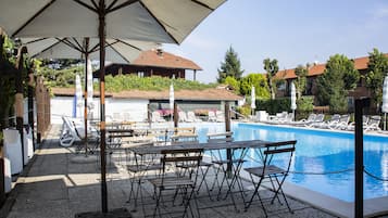 Een seizoensgebonden buitenzwembad