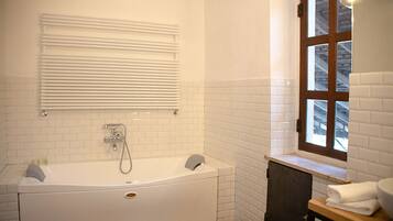 套房, 2 間臥室 | 浴室 | 免費盥洗用品、吹風機、坐浴桶、毛巾