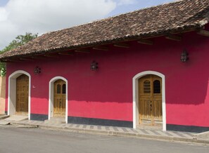 Vista frontal de la propiedad