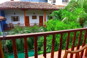 Habitación doble Deluxe, 1 habitación, vista al jardín | Caja de seguridad en la habitación, insonorización y camas extra 