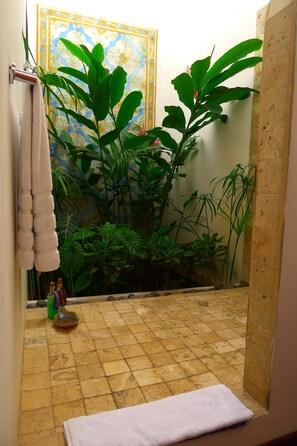 Bathroom shower - Miss Margrit's Guesthouse (Granada)