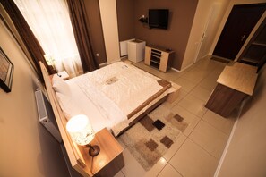 Junior Suite, Jetted Tub | Living room | Plasma TV